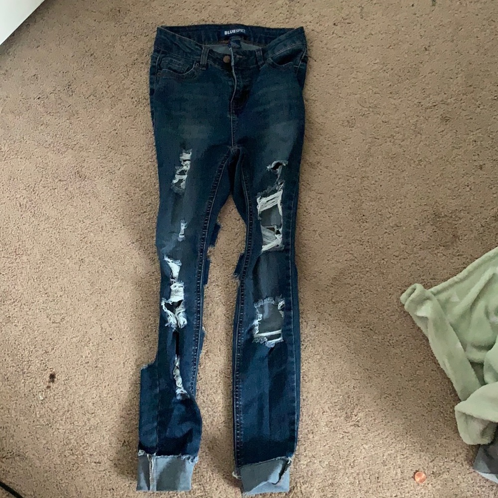 VERY ripped skinny jeans 👖